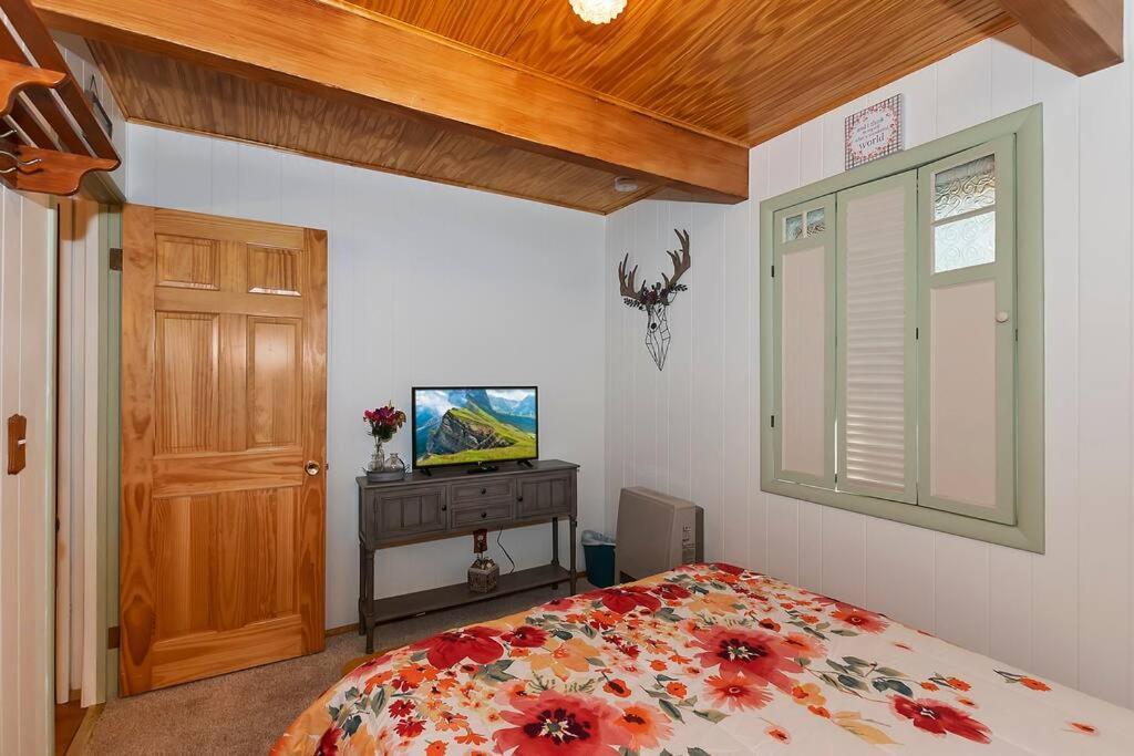 Bear Country Retreat, Near The * Fawnskin