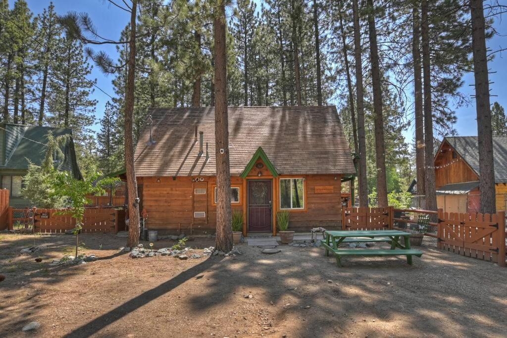 Bear Country Retreat, Near The Hébergement de vacances Fawnskin